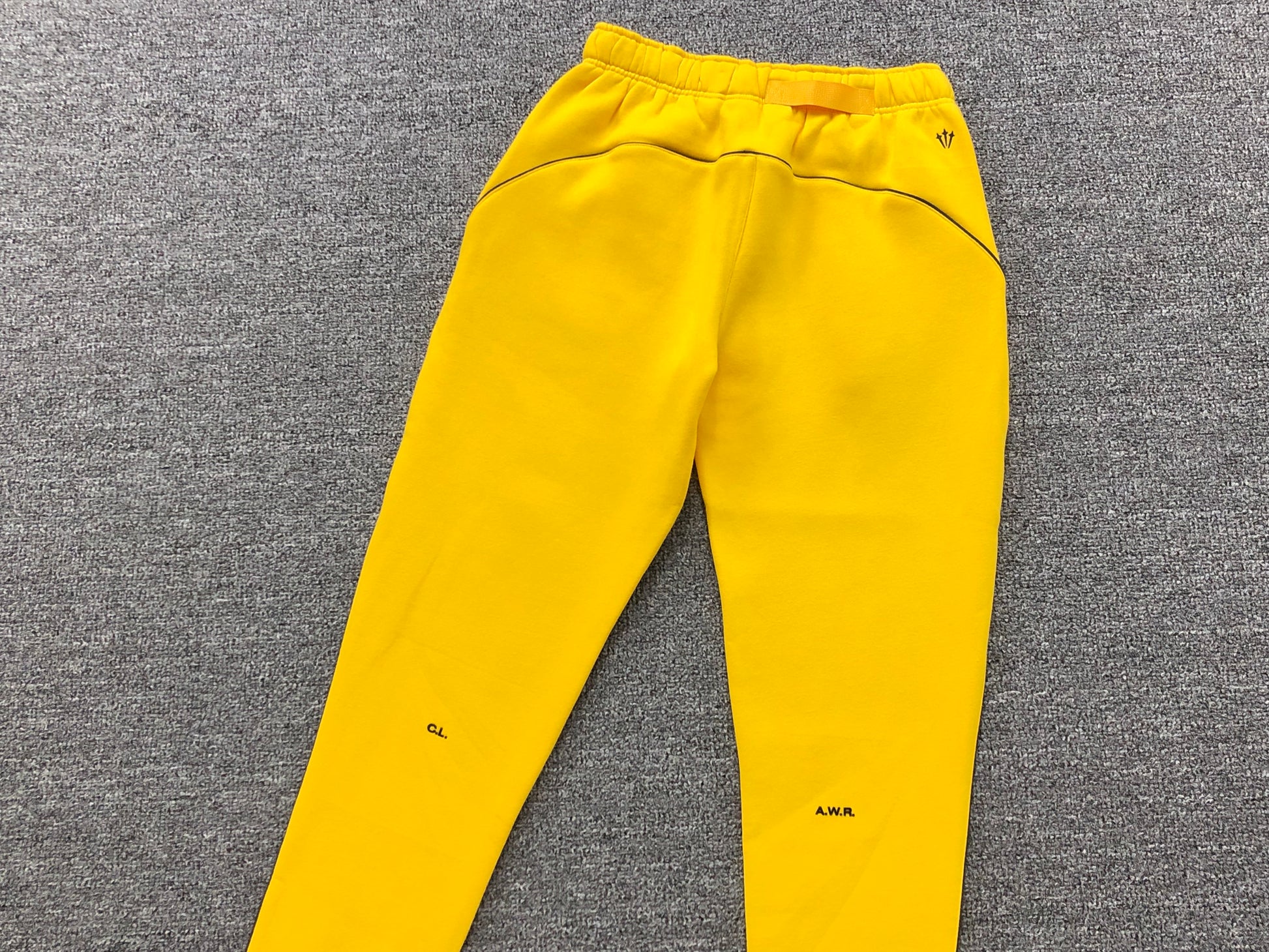 nike-x-drake-nocta-fleece-pants-yellow-3-Drip Store Argentina