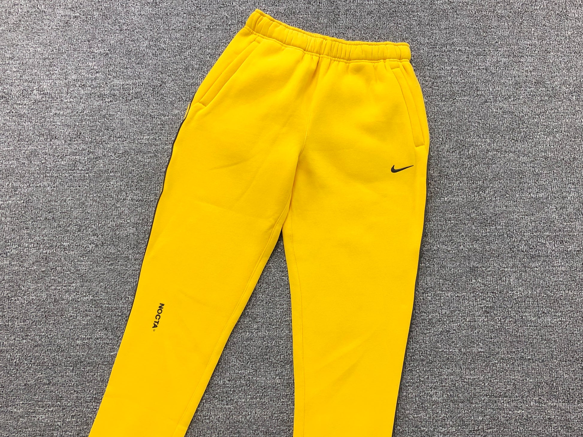 nike-x-drake-nocta-fleece-pants-yellow-4-Drip Store Argentina