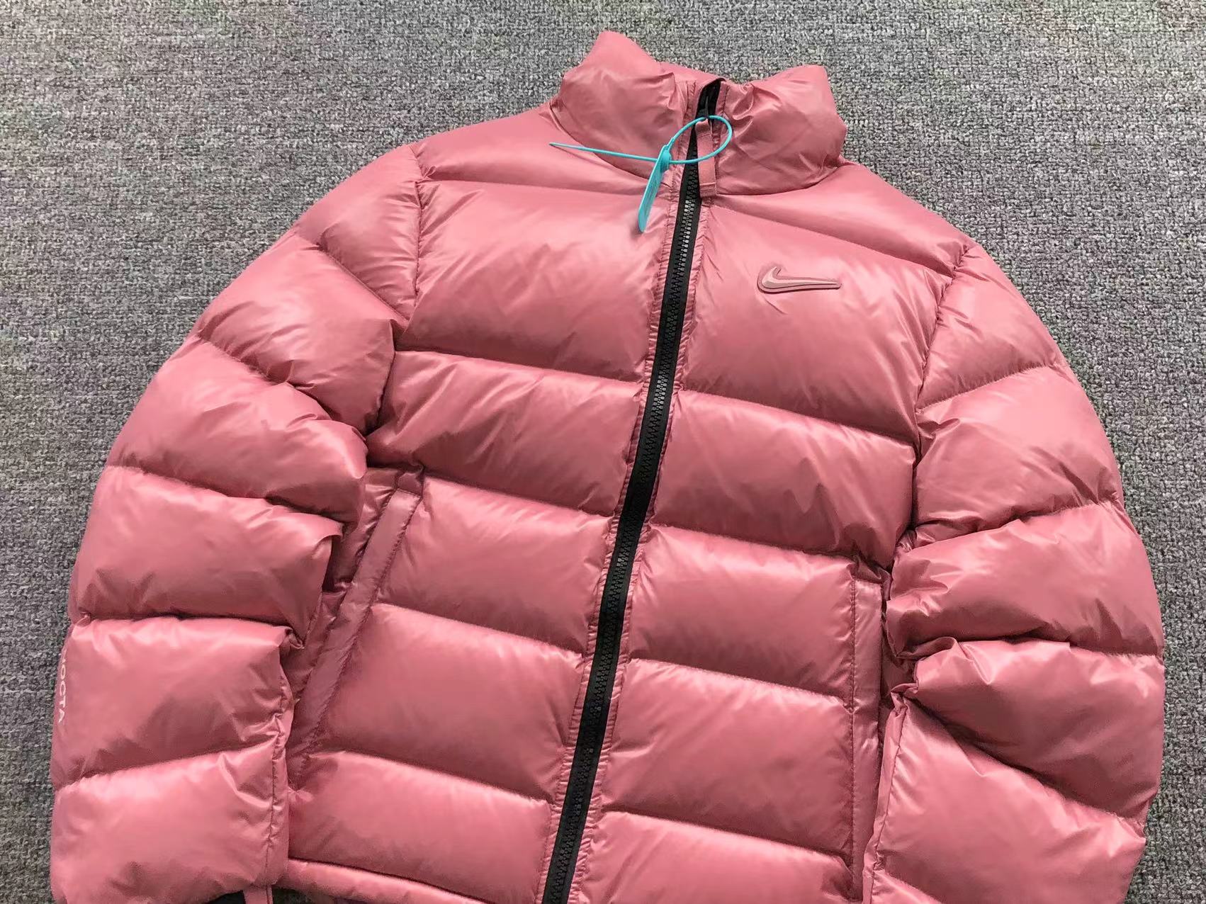 nike-x-nocta-sunset-puffer-jacket-desert-berry-11-Drip Store Argentina
