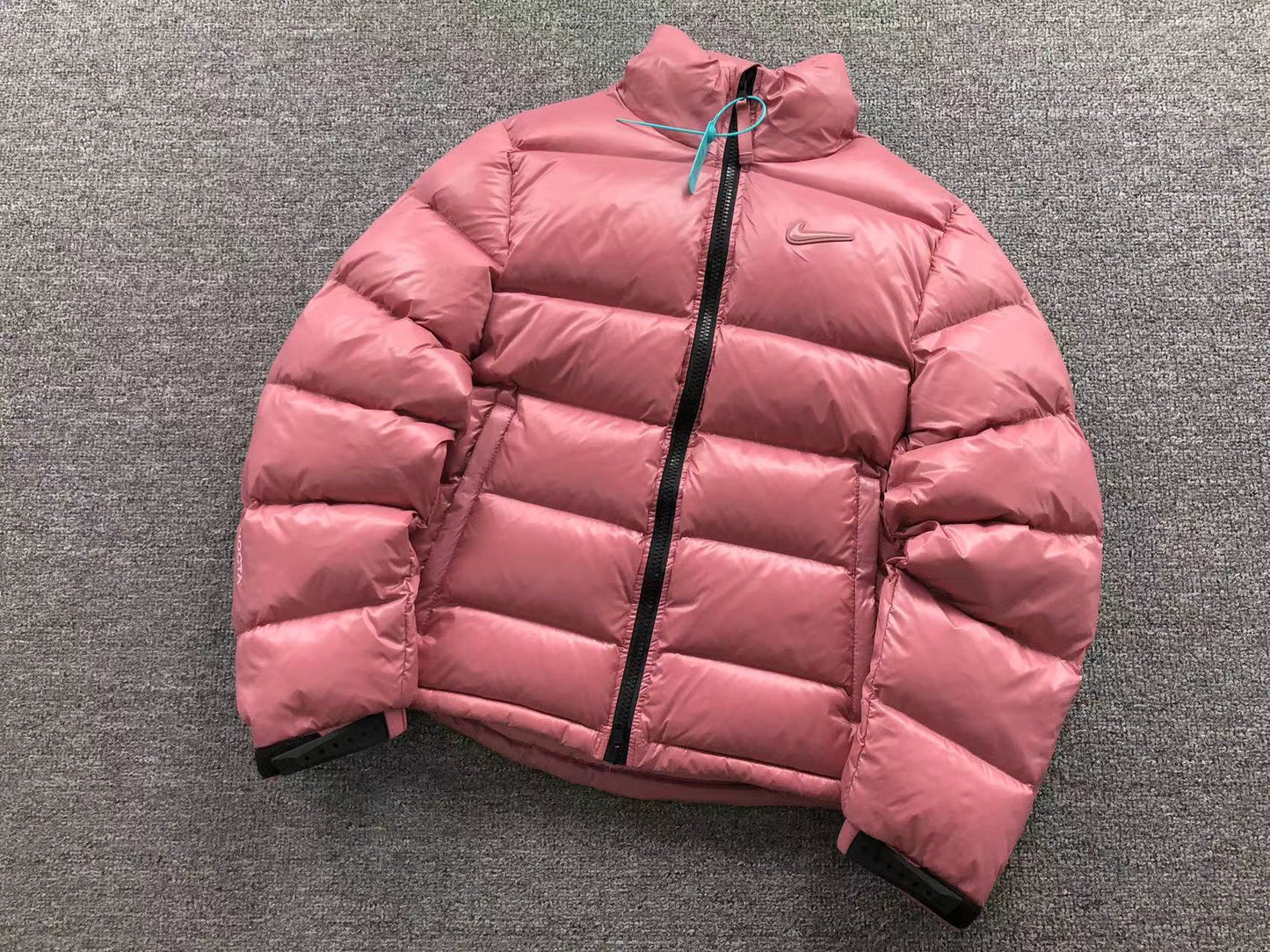 nike-x-nocta-sunset-puffer-jacket-desert-berry-2-Drip Store Argentina
