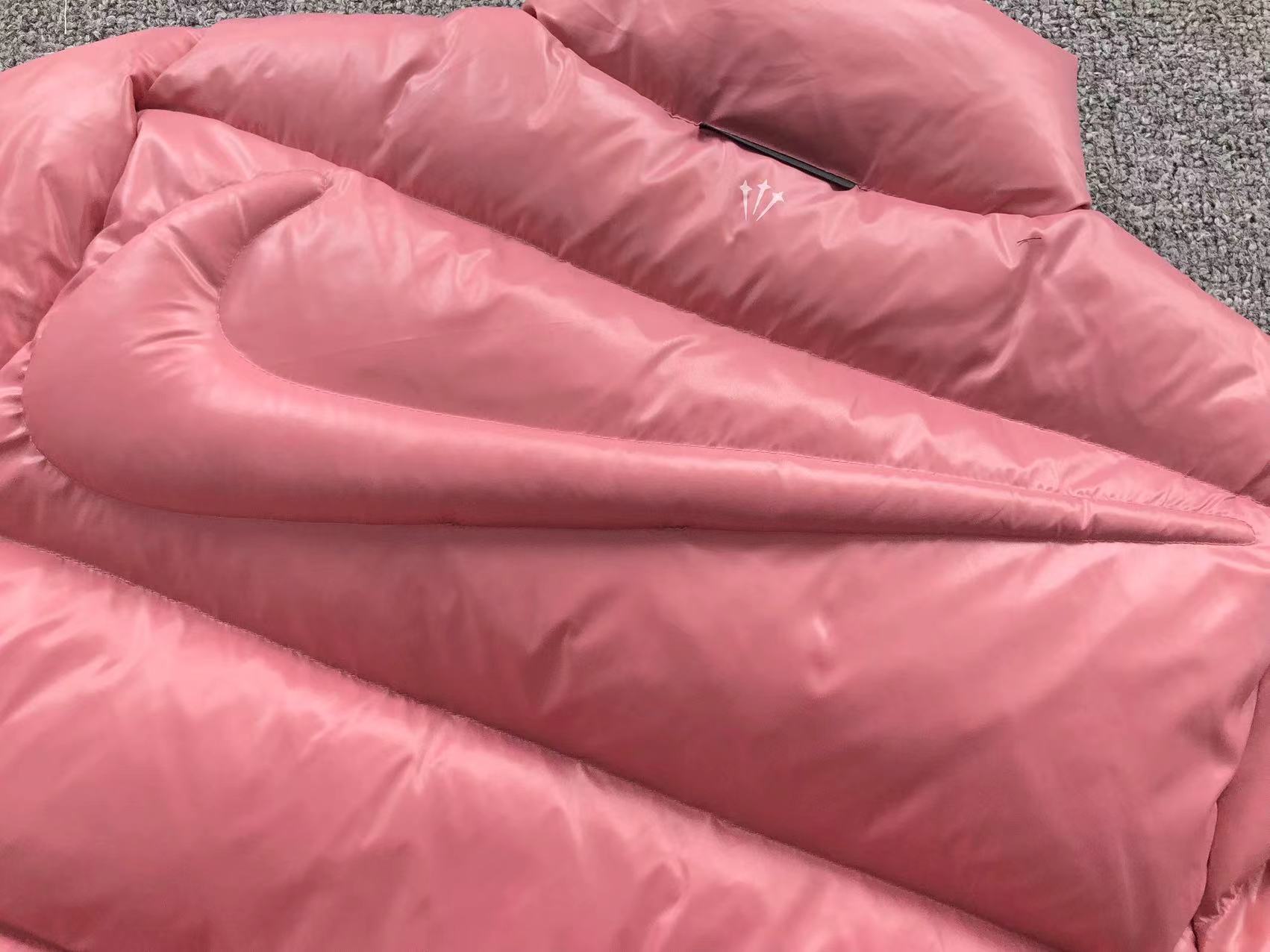 nike-x-nocta-sunset-puffer-jacket-desert-berry-4-Drip Store Argentina