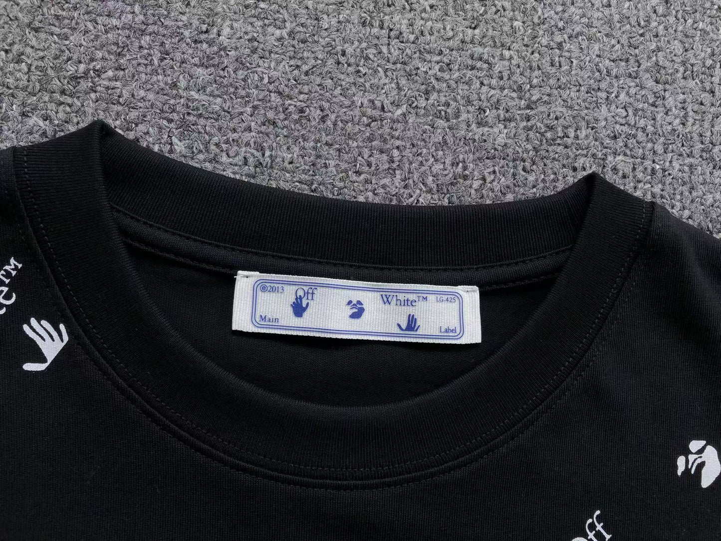 off-white-all-over-logo-tee-black-5-Drip Store Argentina