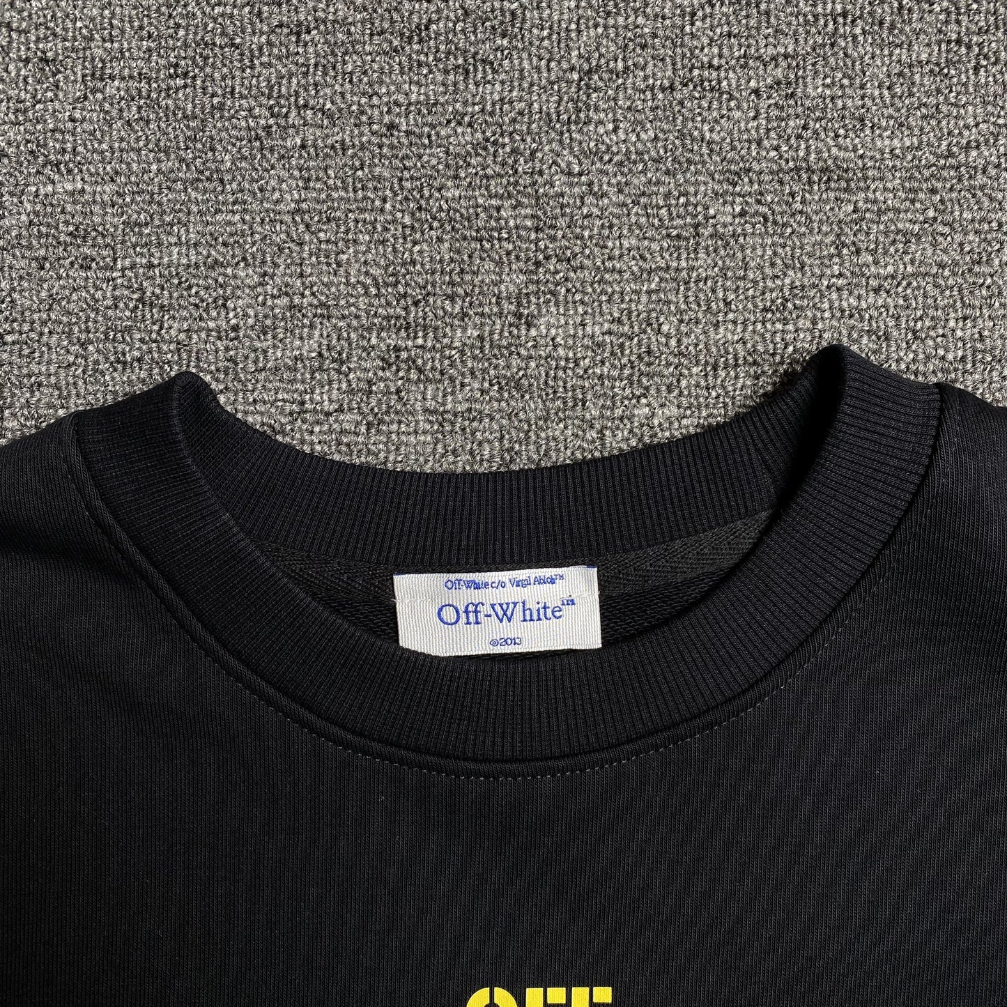 off-white-diagonal-arrow-caravaggio-ann-skate-crewneck-black-3-Drip Store Argentina