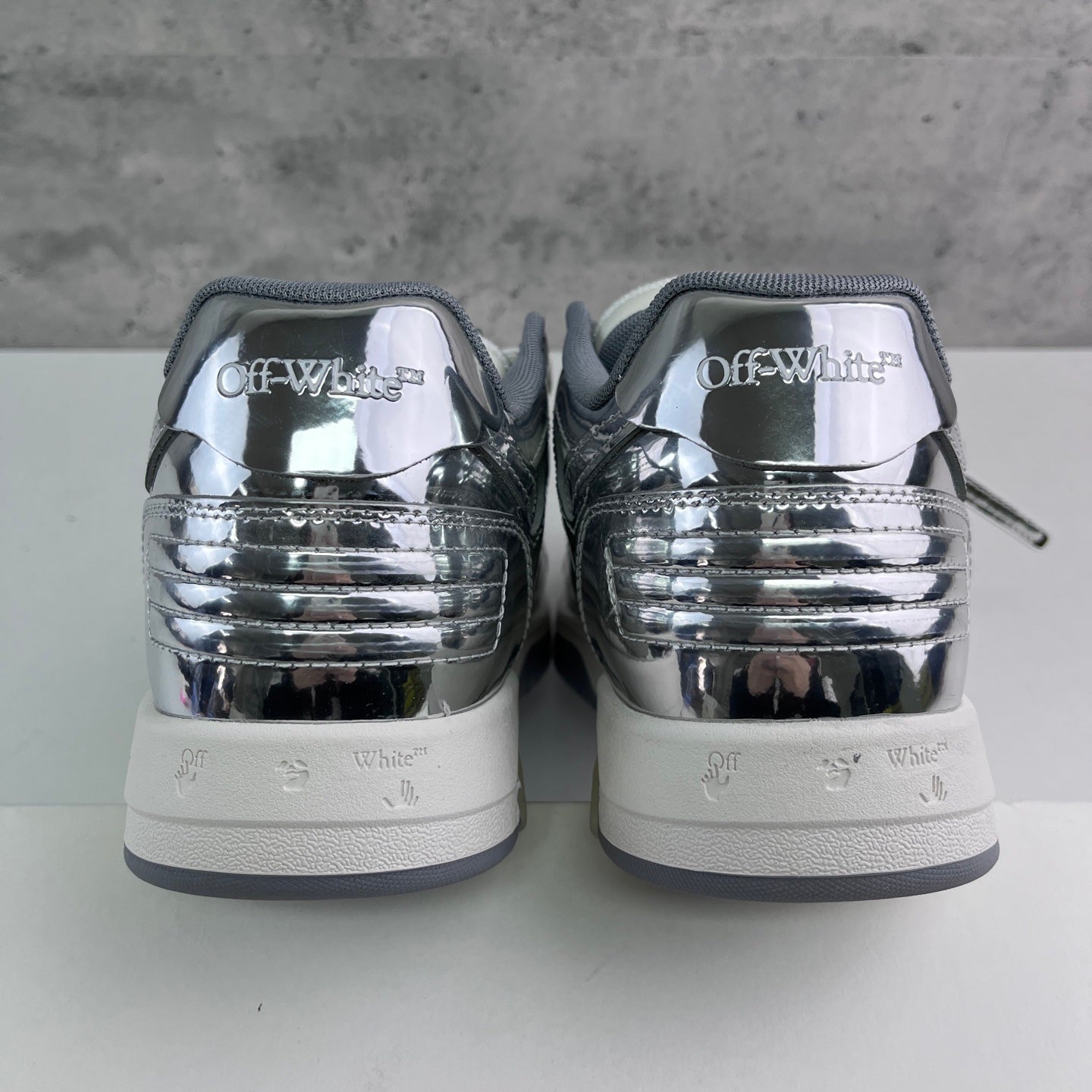 Off White Out Of Office Plateada