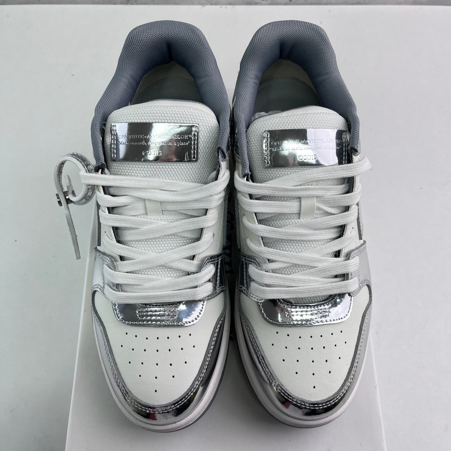 Off White Out Of Office Plateada