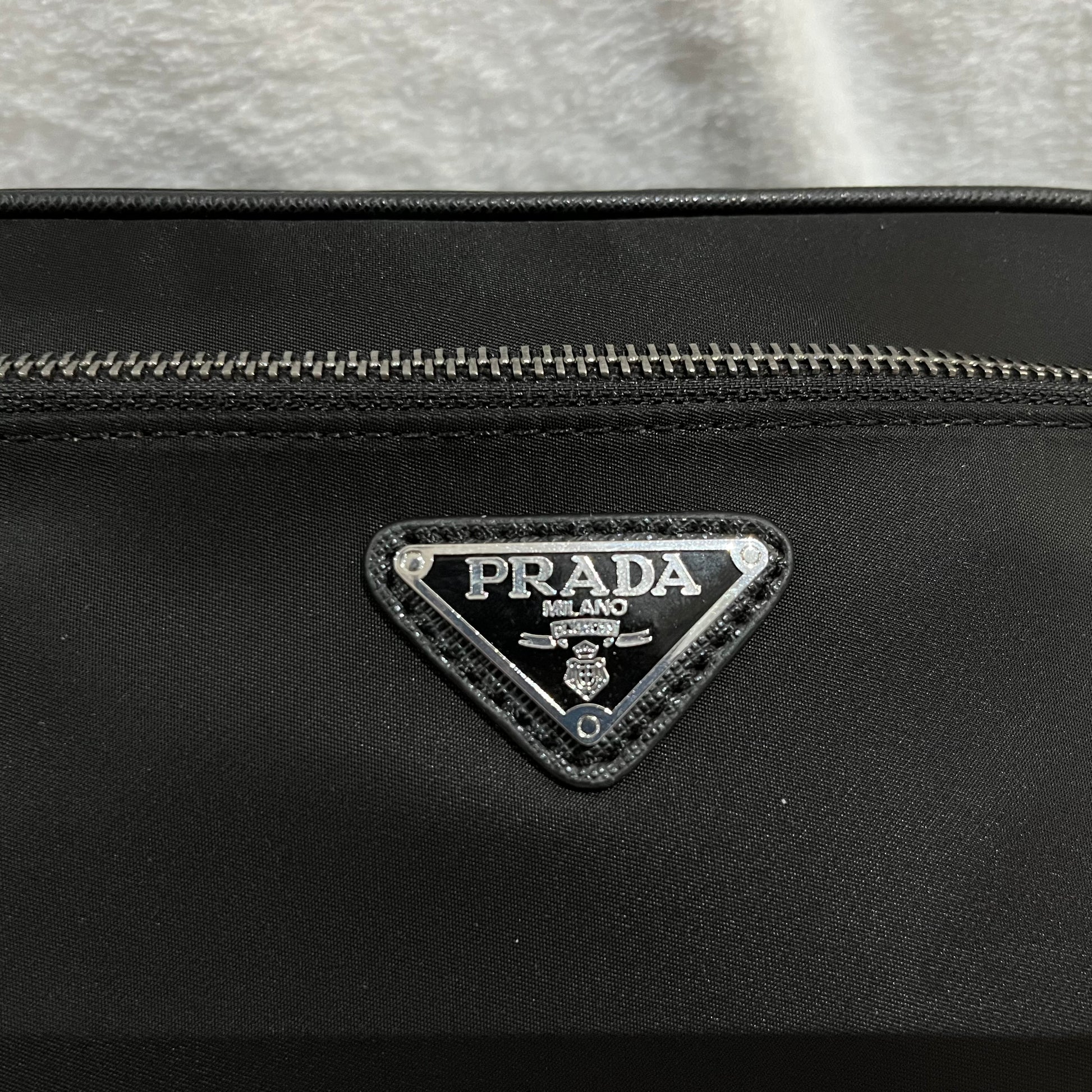 prada-re-nylon-wash-bag-black-3-Drip Store Argentina