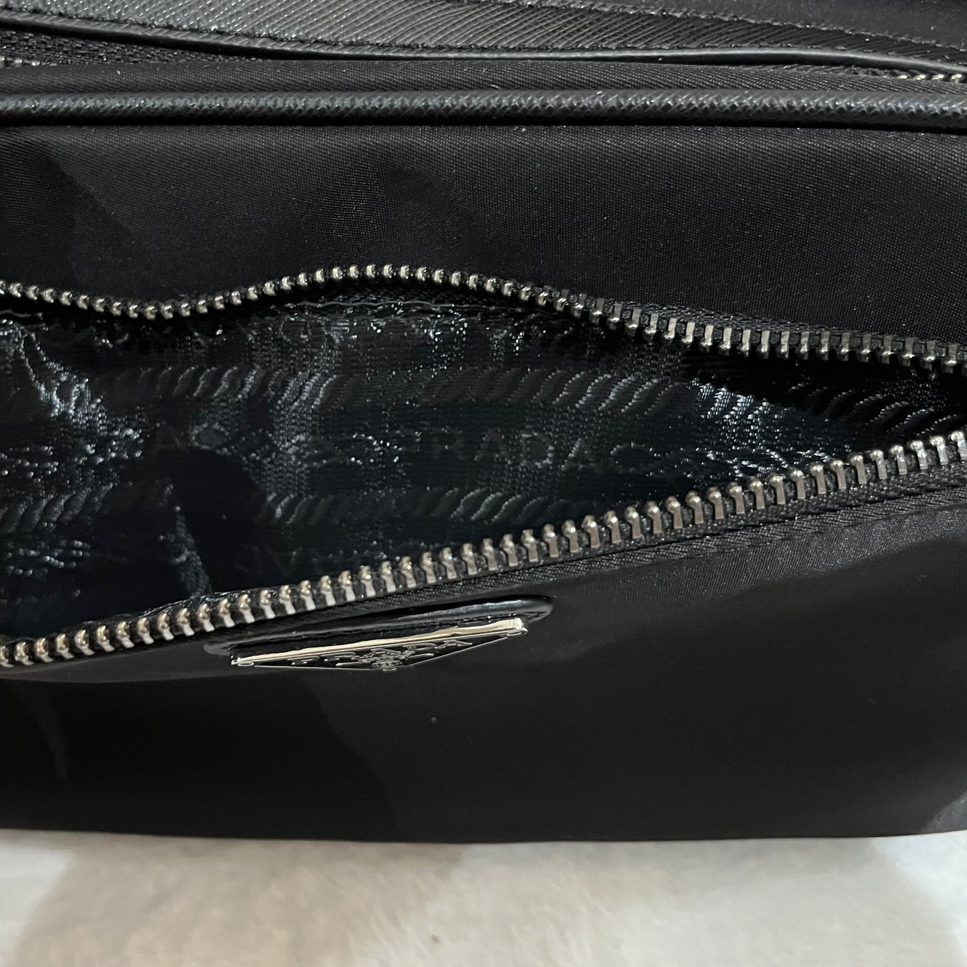 prada-re-nylon-wash-bag-black-4-Drip Store Argentina