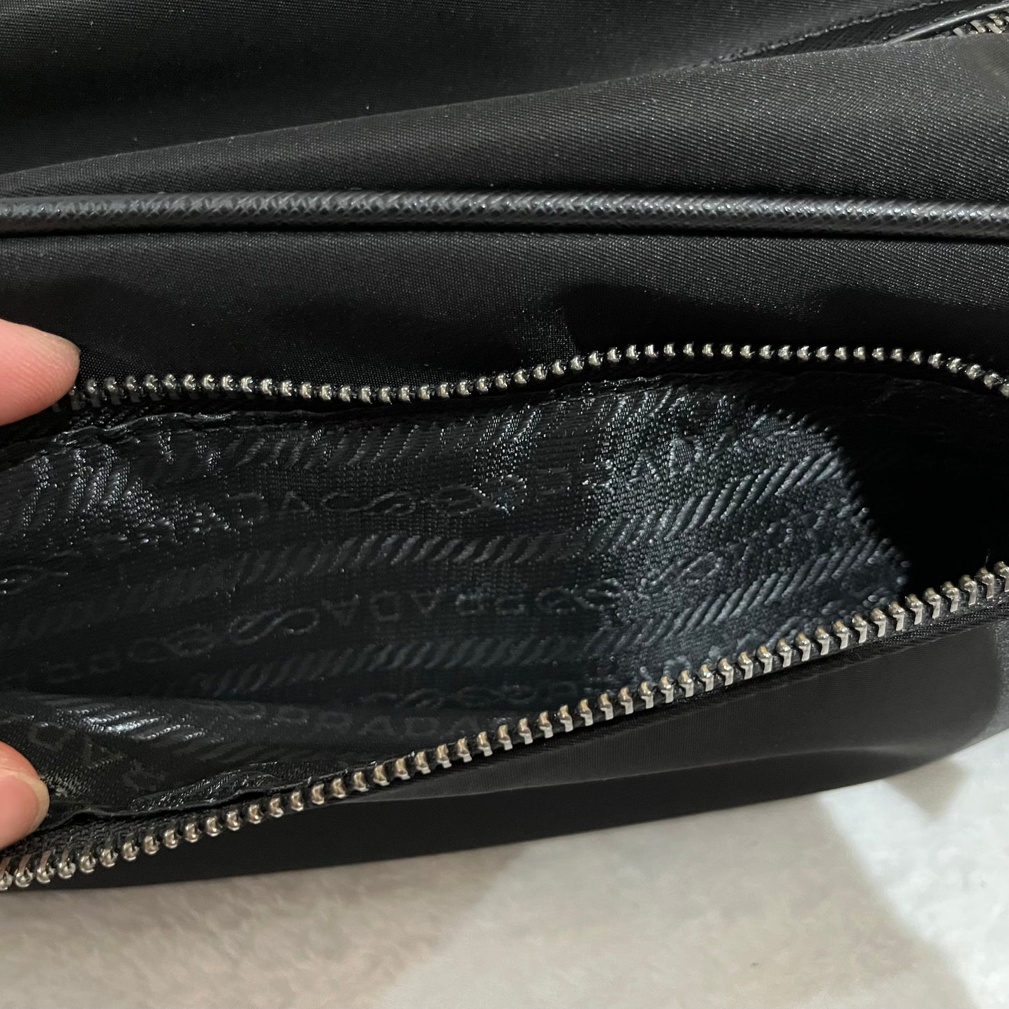 prada-re-nylon-wash-bag-black-5-Drip Store Argentina