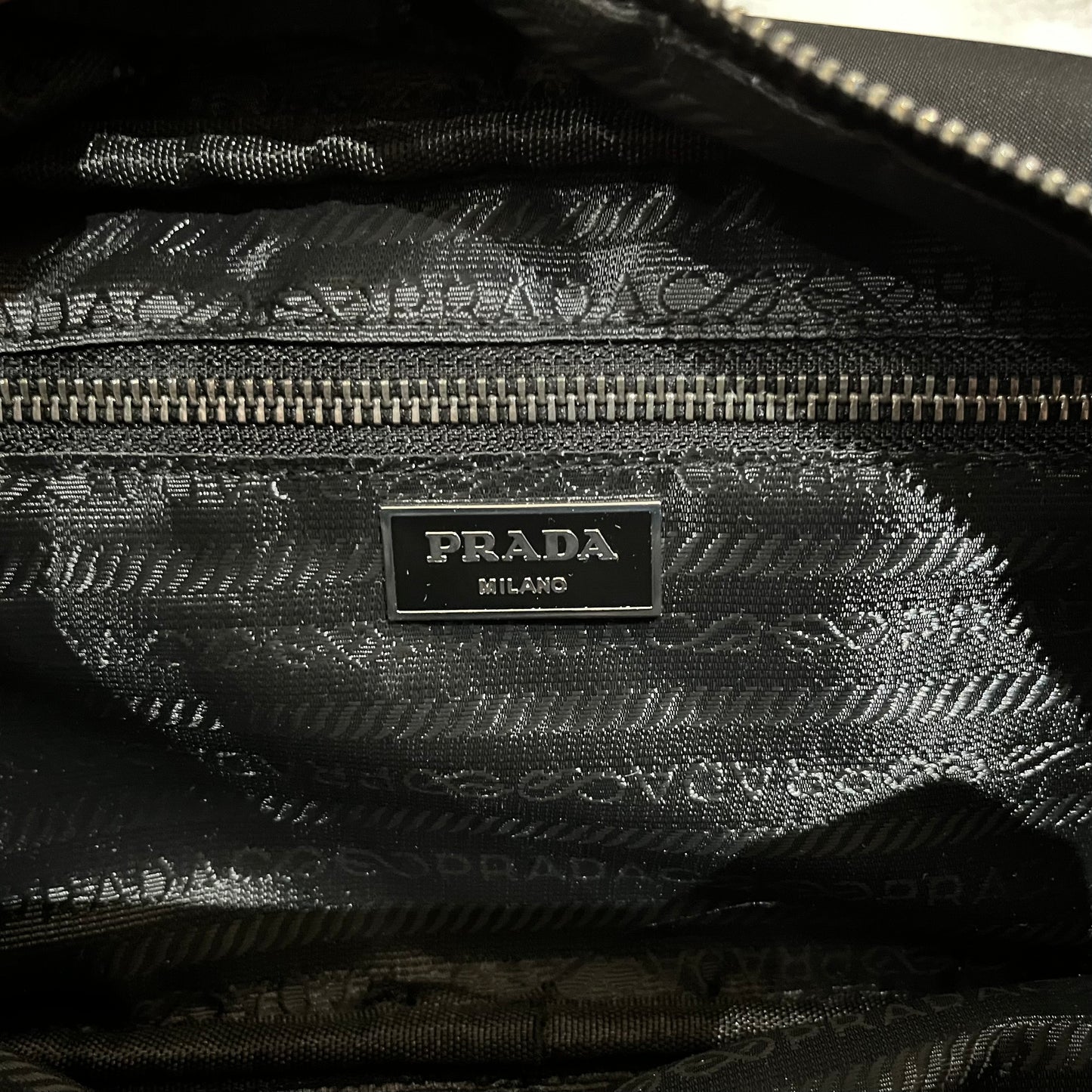 prada-re-nylon-wash-bag-black-6-Drip Store Argentina