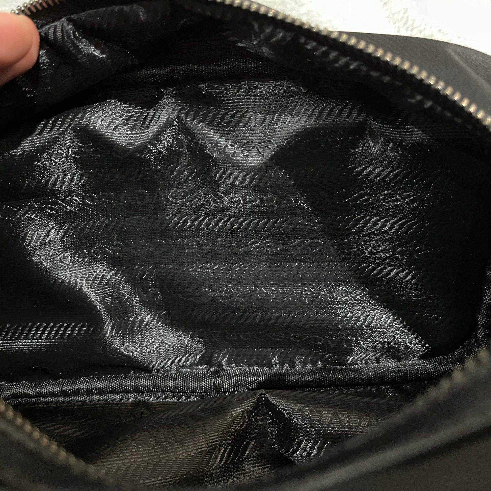 prada-re-nylon-wash-bag-black-7-Drip Store Argentina