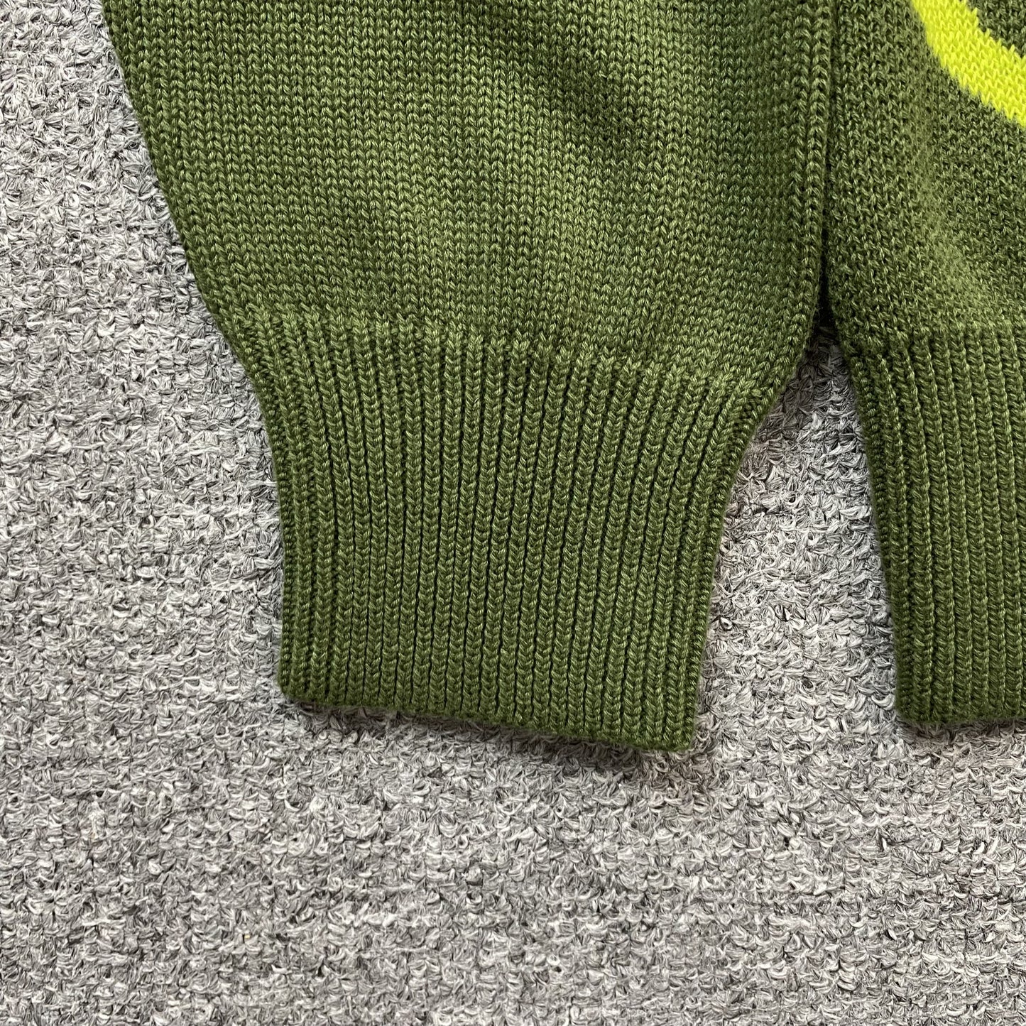 stussy-laguna-icon-sweater-dark-green-4-Drip Store Argentina