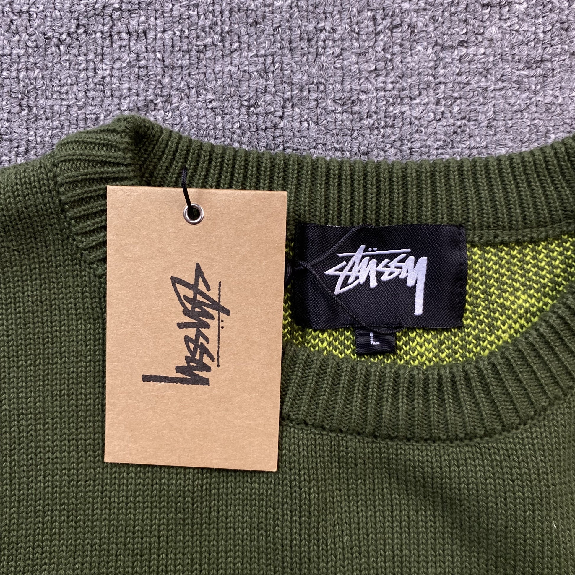 stussy-laguna-icon-sweater-dark-green-5-Drip Store Argentina
