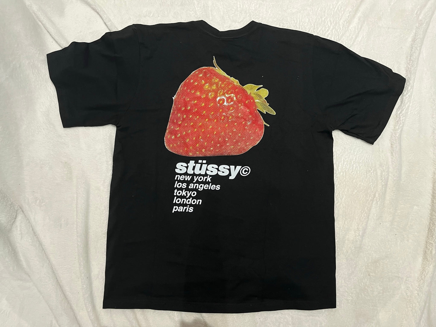 stussy-strawberry-tee-black-Drip Store Argentina