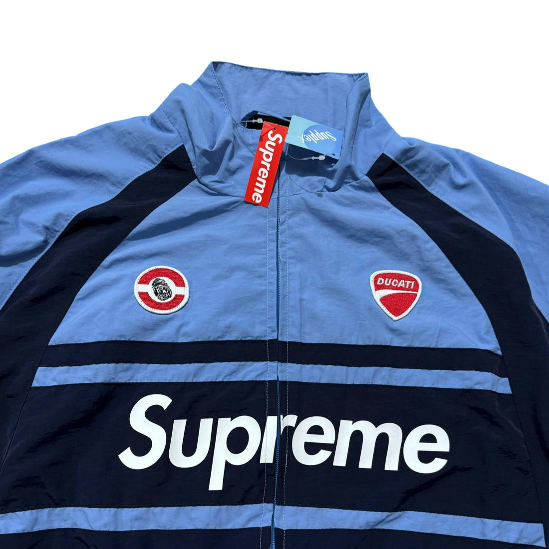 Campera Supreme Ducati Track Celeste - Drip Store Argentina Campera Supreme Ducati Track Celeste - Drip Store Argentina