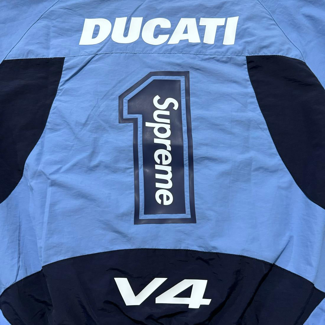 Campera Supreme Ducati Track Celeste - Drip Store Argentina Campera Supreme Ducati Track Celeste - Drip Store Argentina