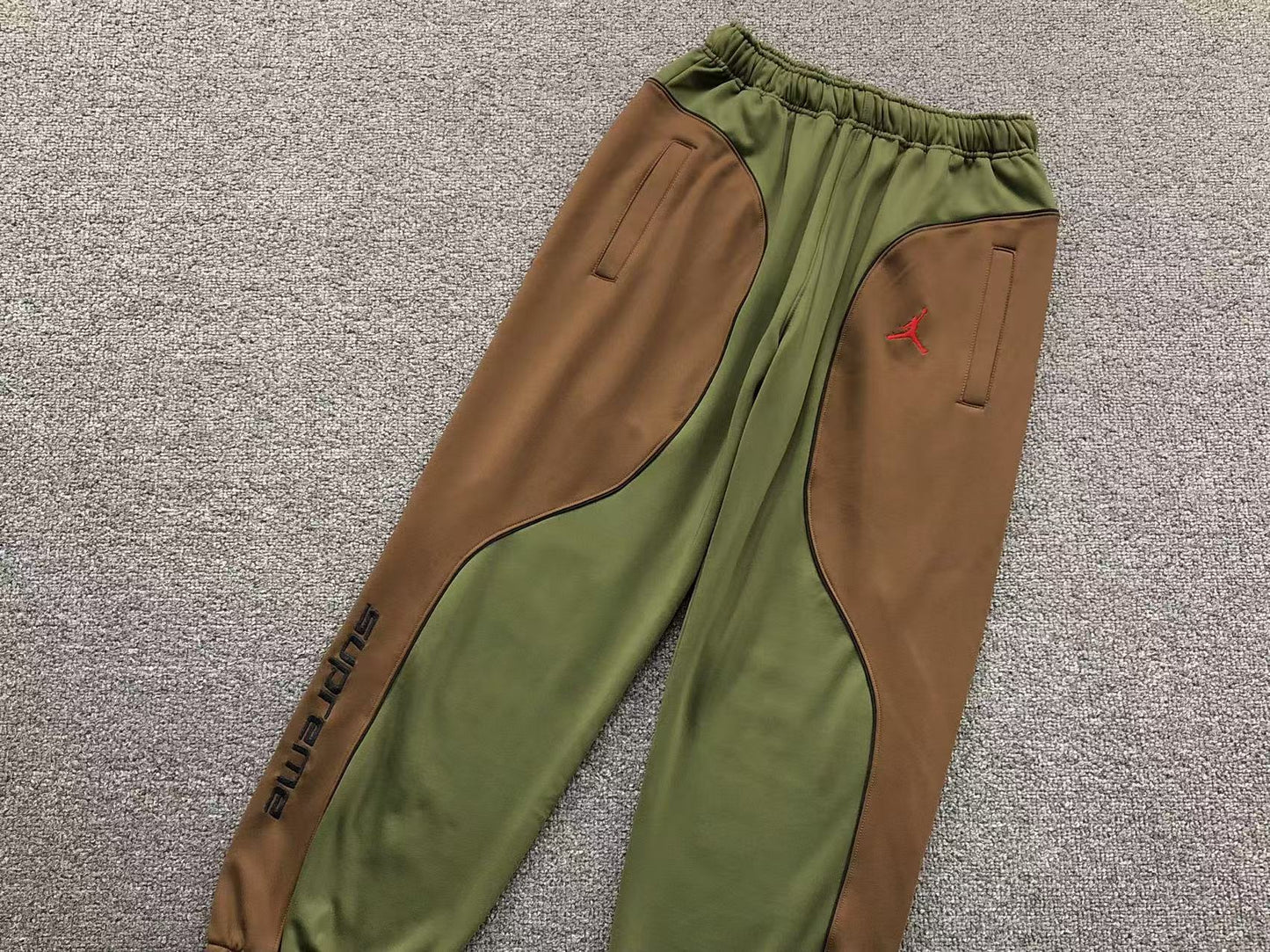 supreme-jordan-tricot-track-pants-olive-2-Drip Store Argentina