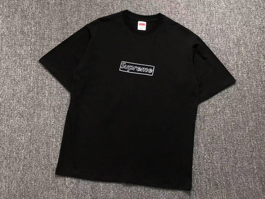 supreme-kaws-chalk-logo-tee-black-Drip Store Argentina