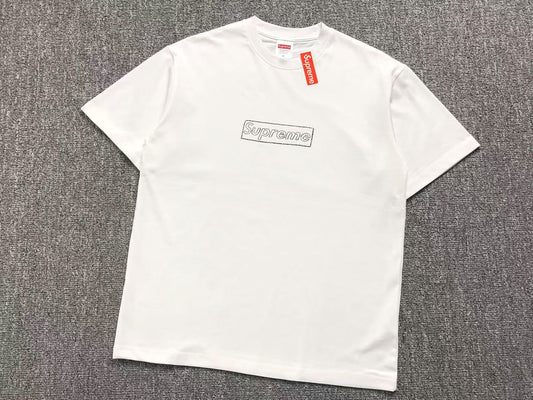 supreme-kaws-chalk-logo-tee-white-Drip Store Argentina