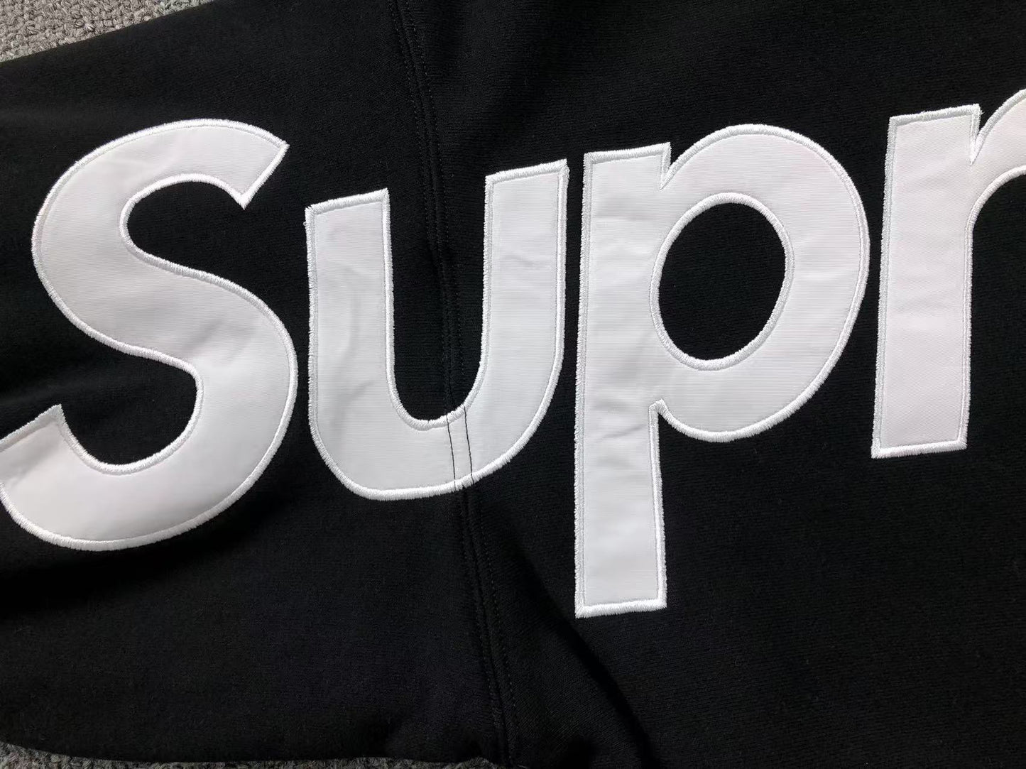 Buzo Supreme Satin Appliqué Negro