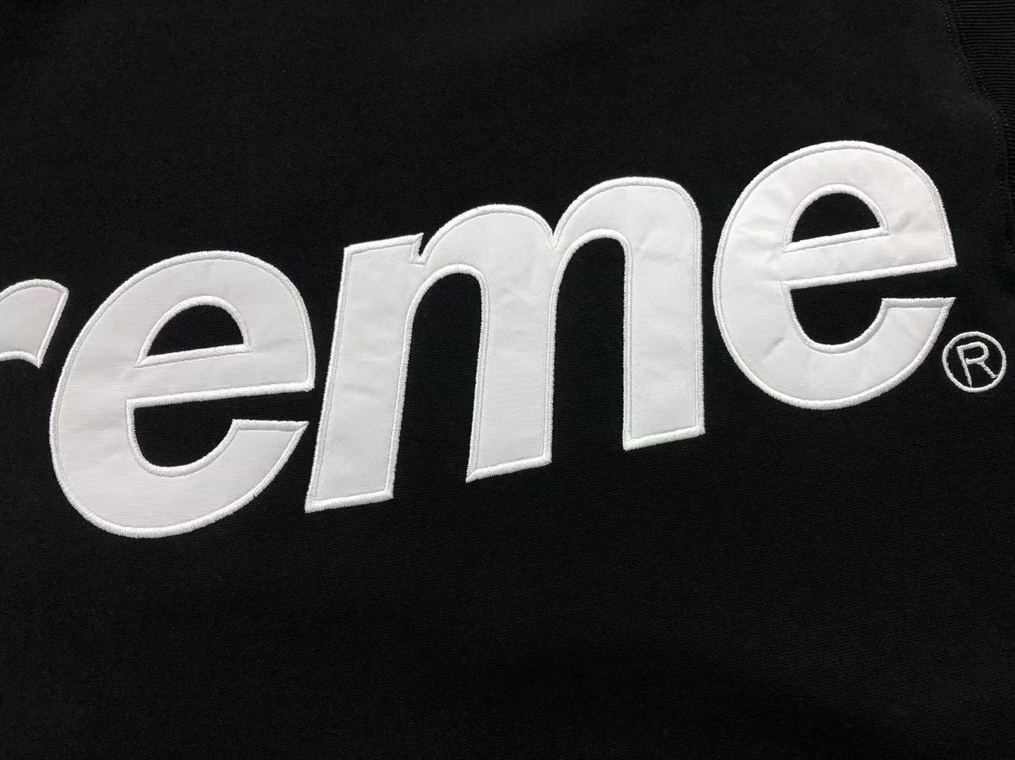 Buzo Supreme Satin Appliqué Negro
