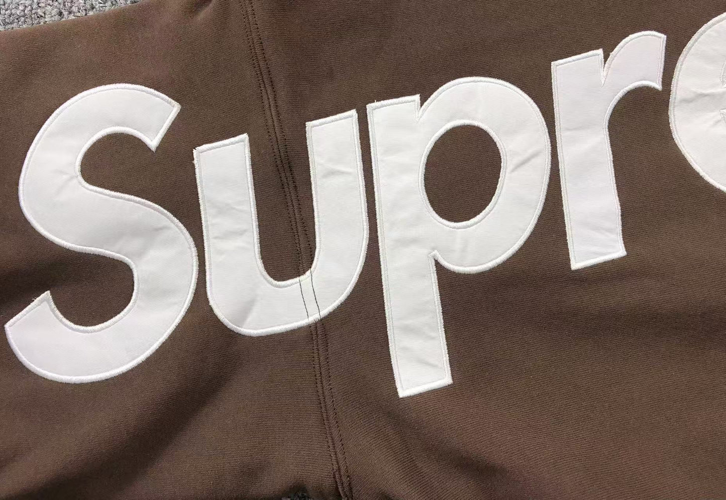 Buzo Supreme Satin Appliqué Marrón