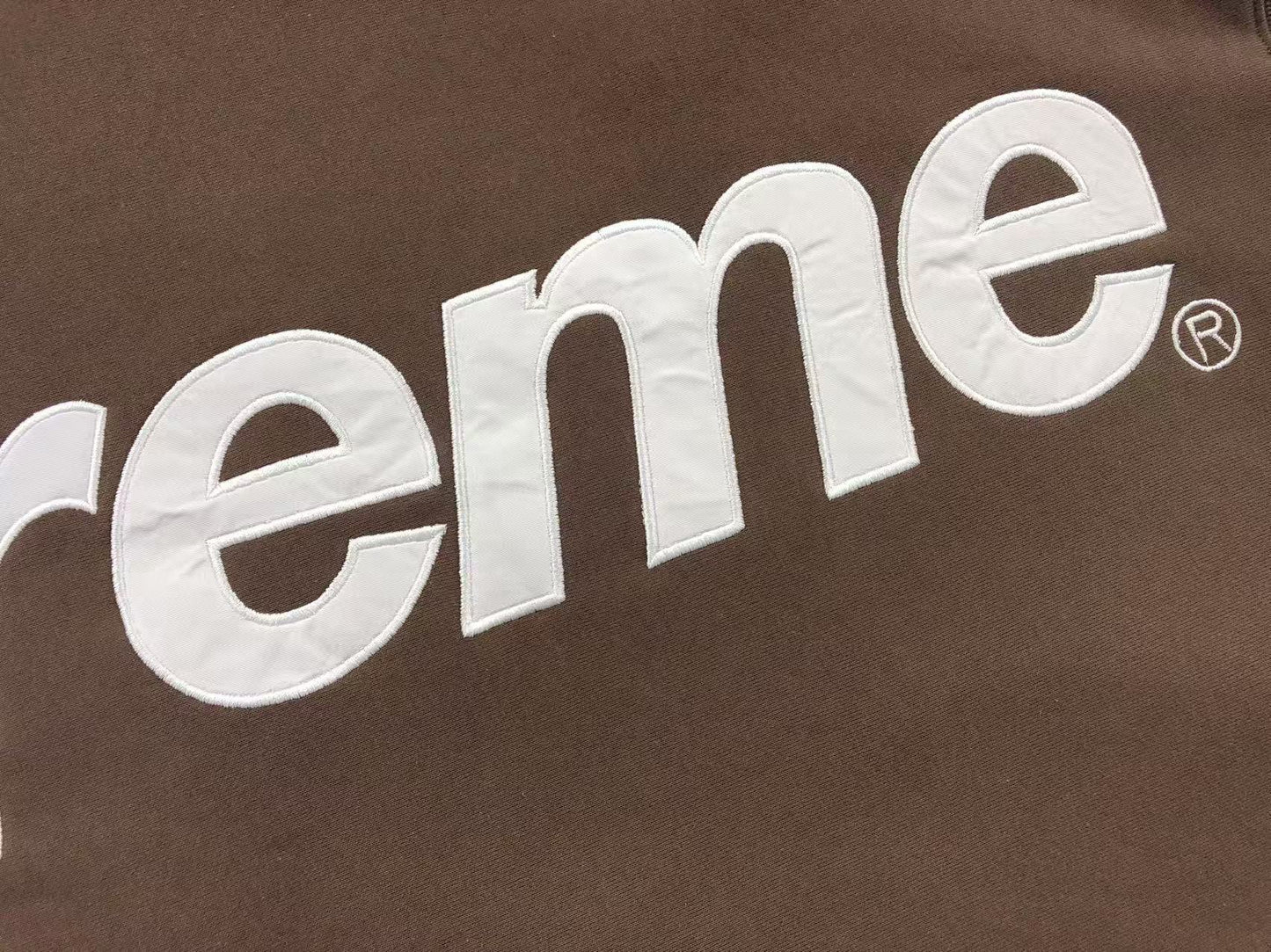 Buzo Supreme Satin Appliqué Marrón
