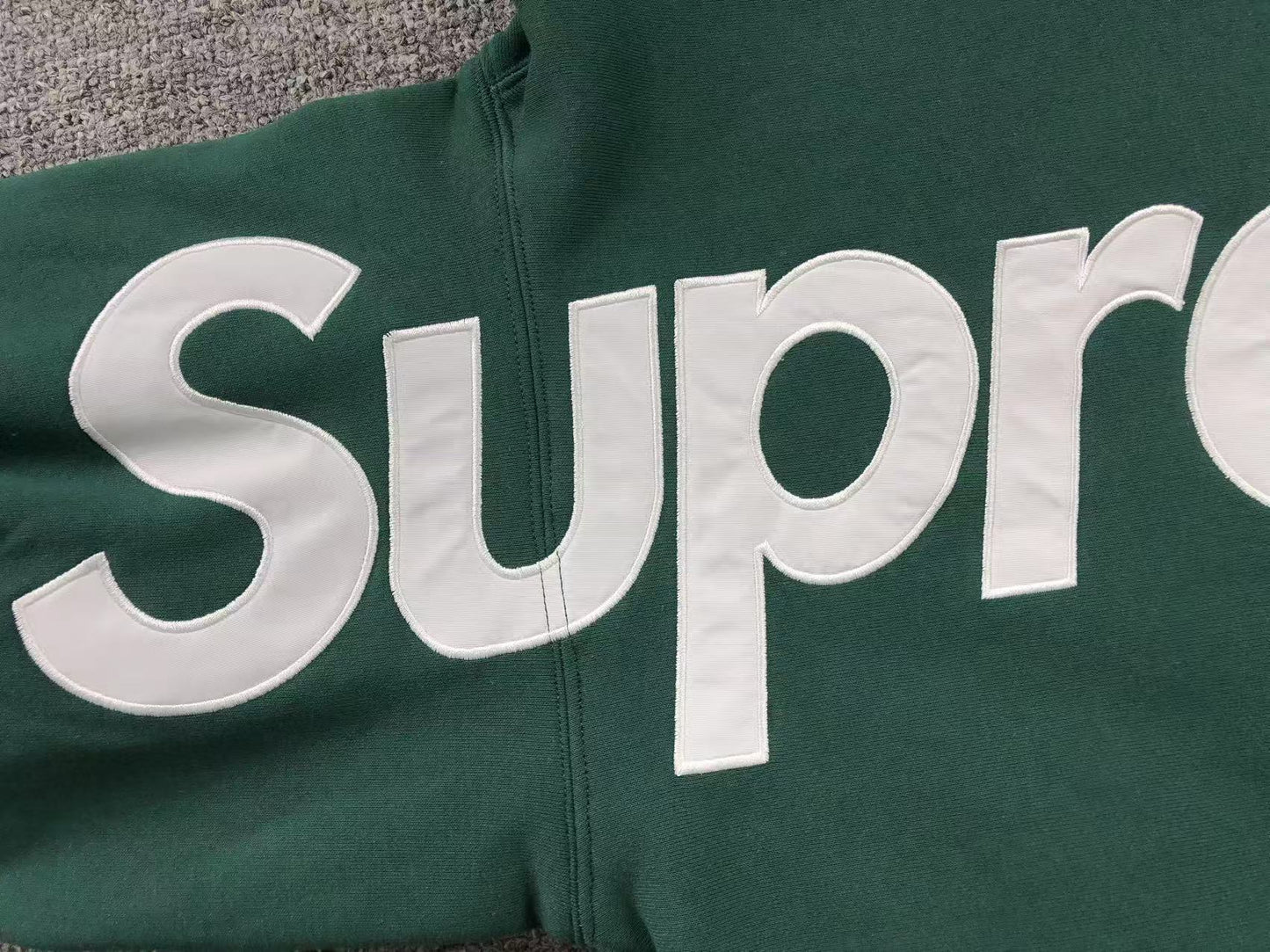 Buzo Supreme Satin Appliqué Verde