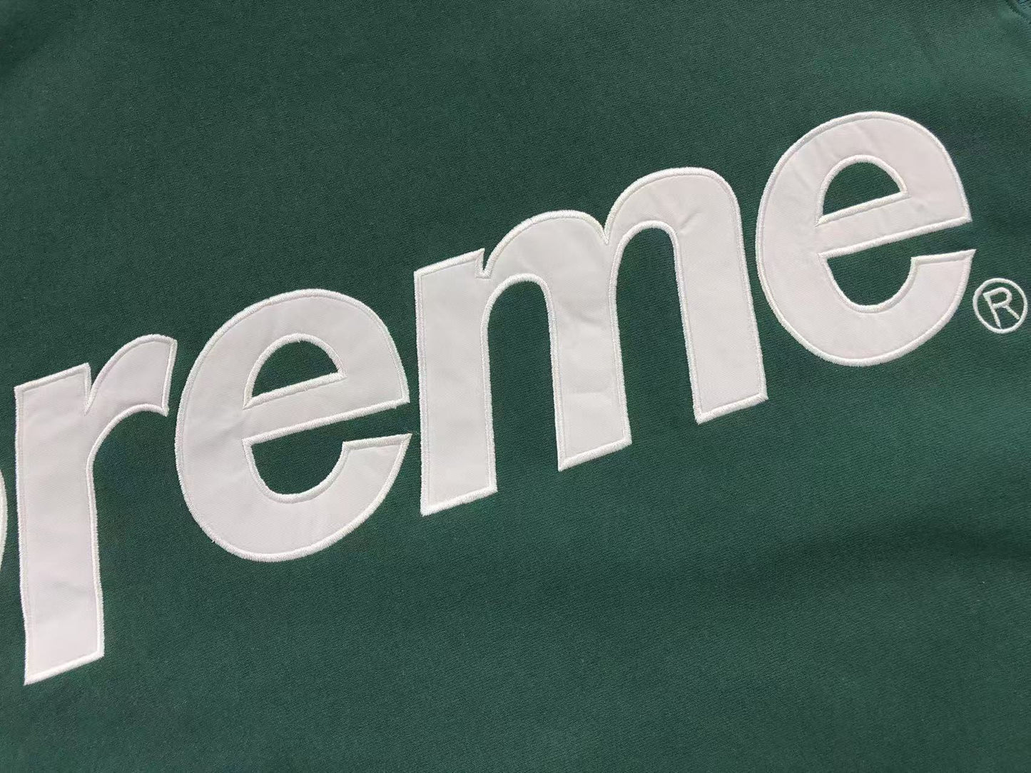 Buzo Supreme Satin Appliqué Verde