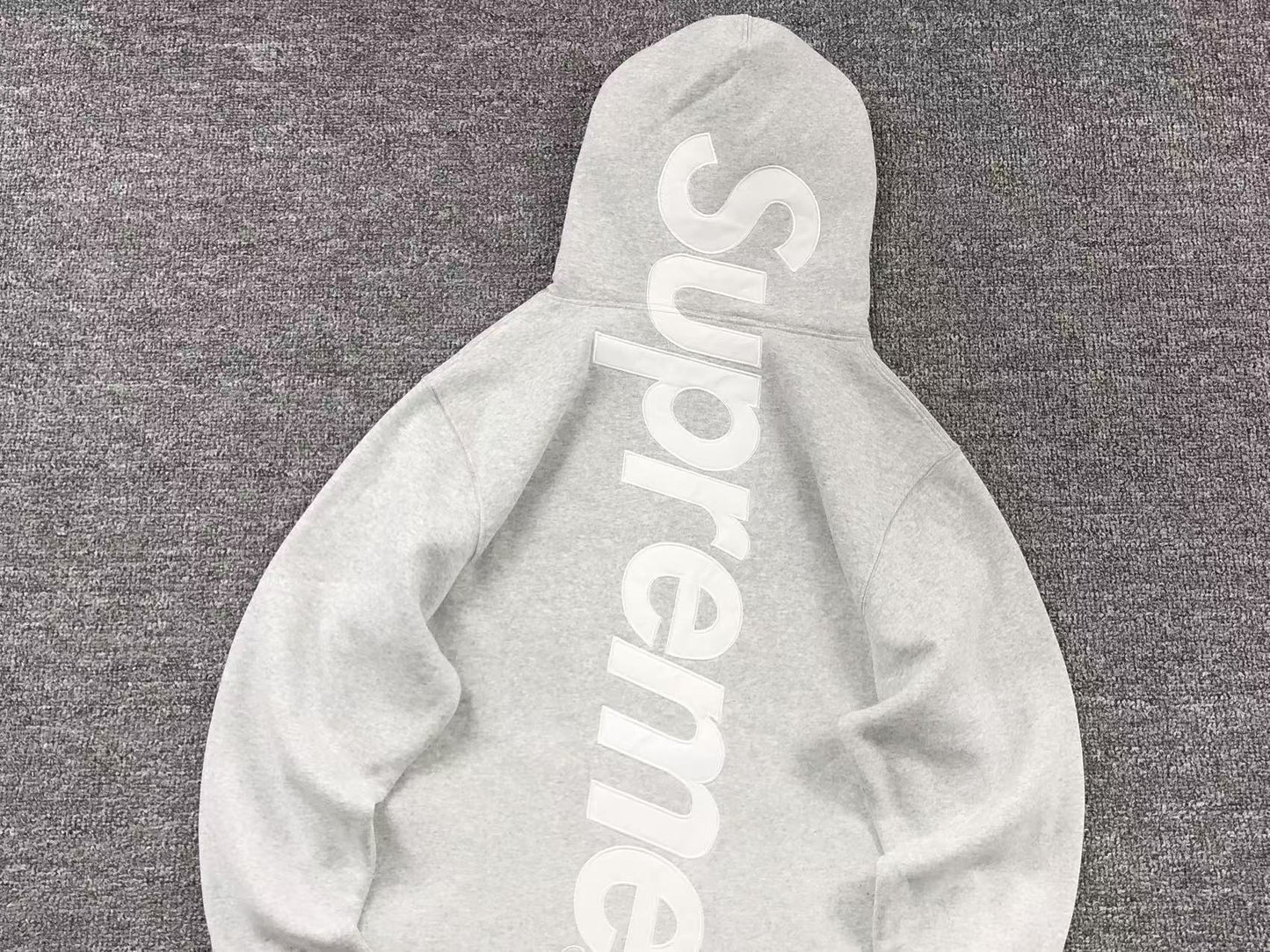 Buzo Supreme Satin Appliqué Gris