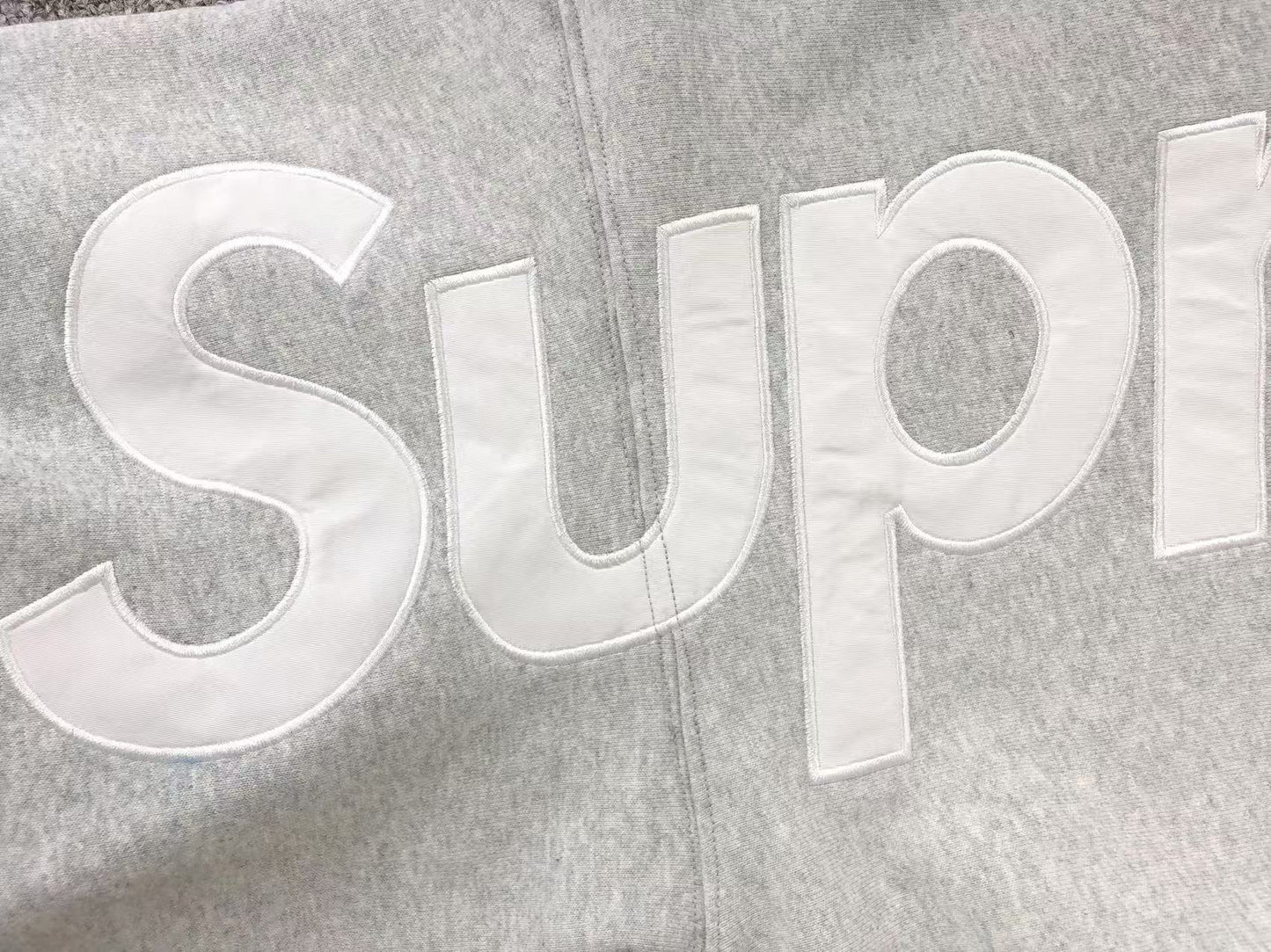 Buzo Supreme Satin Appliqué Gris