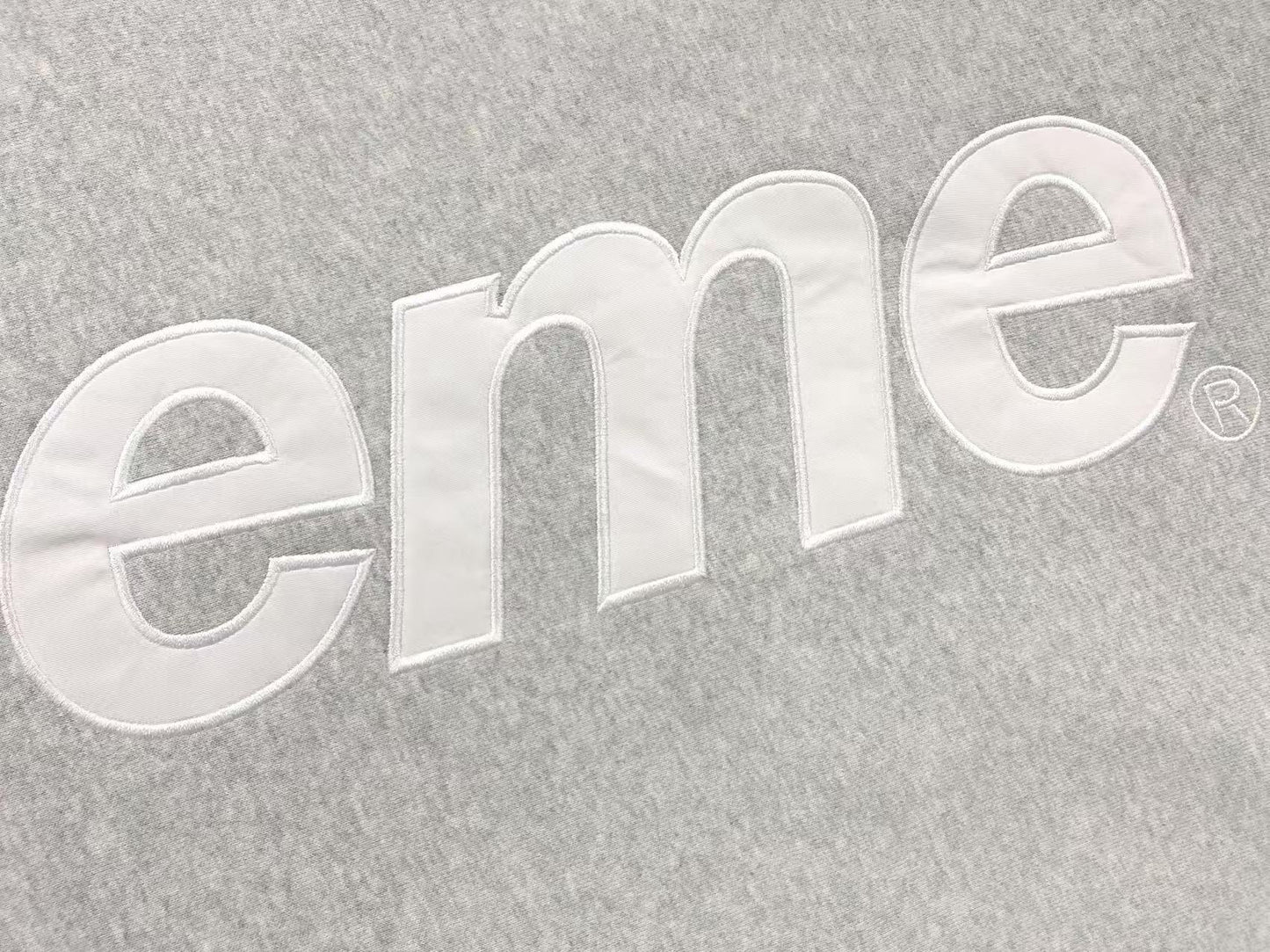 Buzo Supreme Satin Appliqué Gris