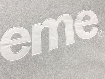 Buzo Supreme Satin Appliqué Gris