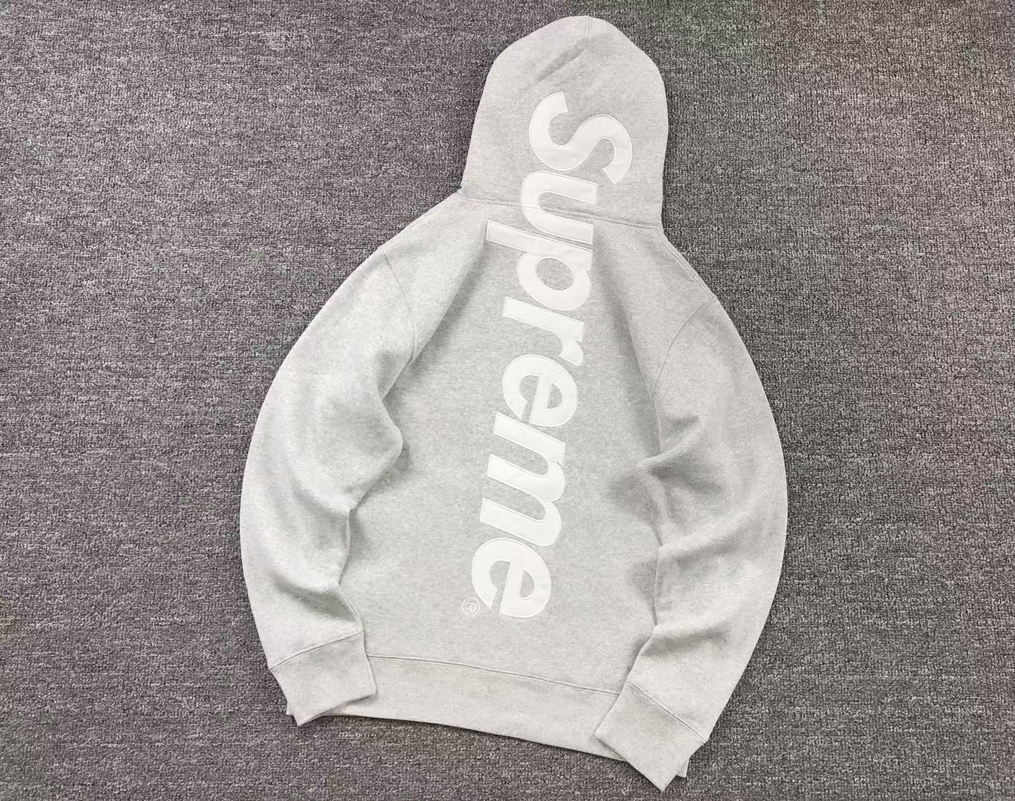Buzo Supreme Satin Appliqué Gris