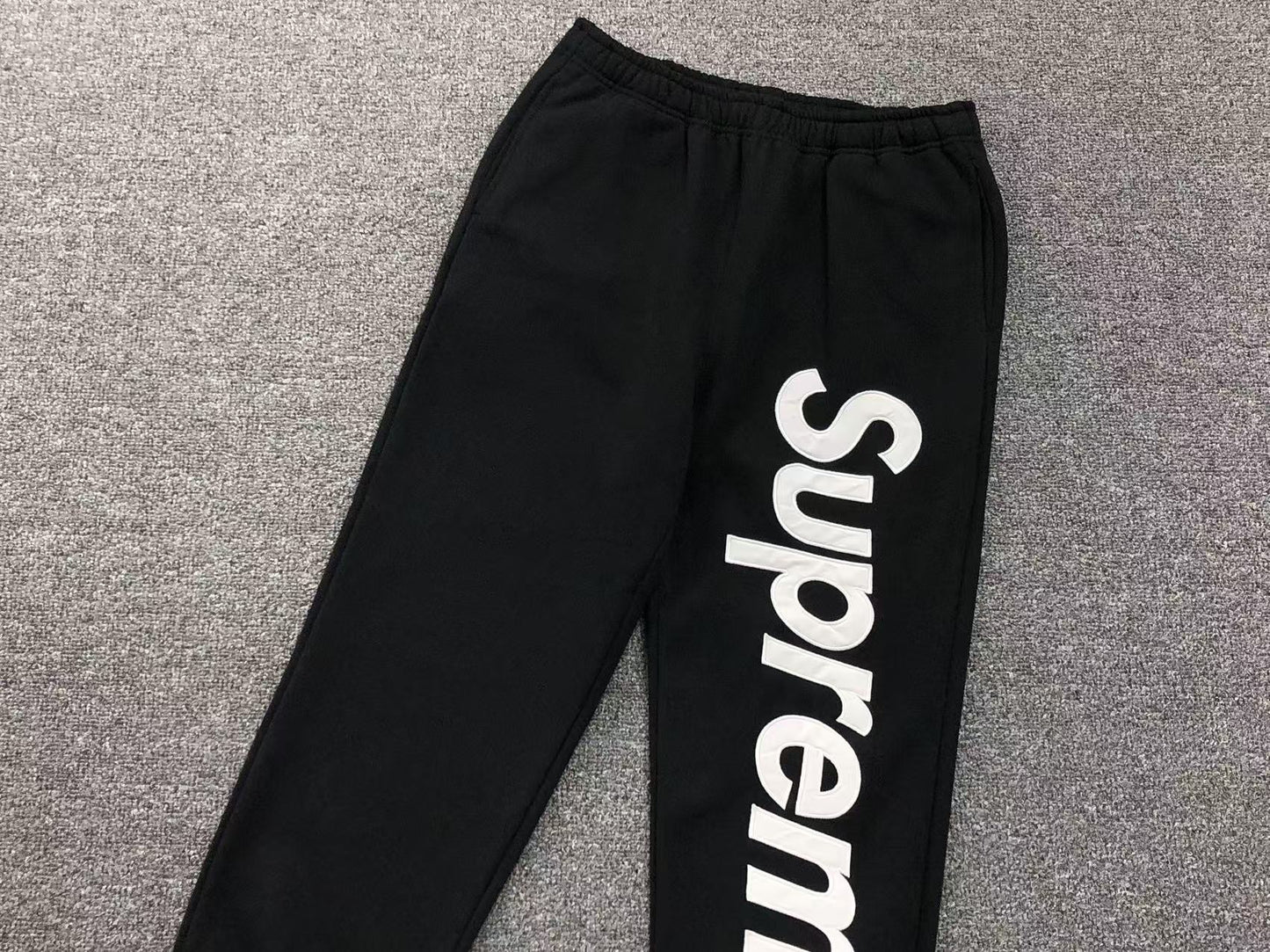 Pantalón Supreme Satin Appliqué Negro