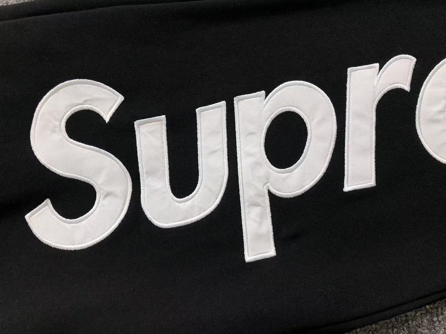 Pantalón Supreme Satin Appliqué Negro