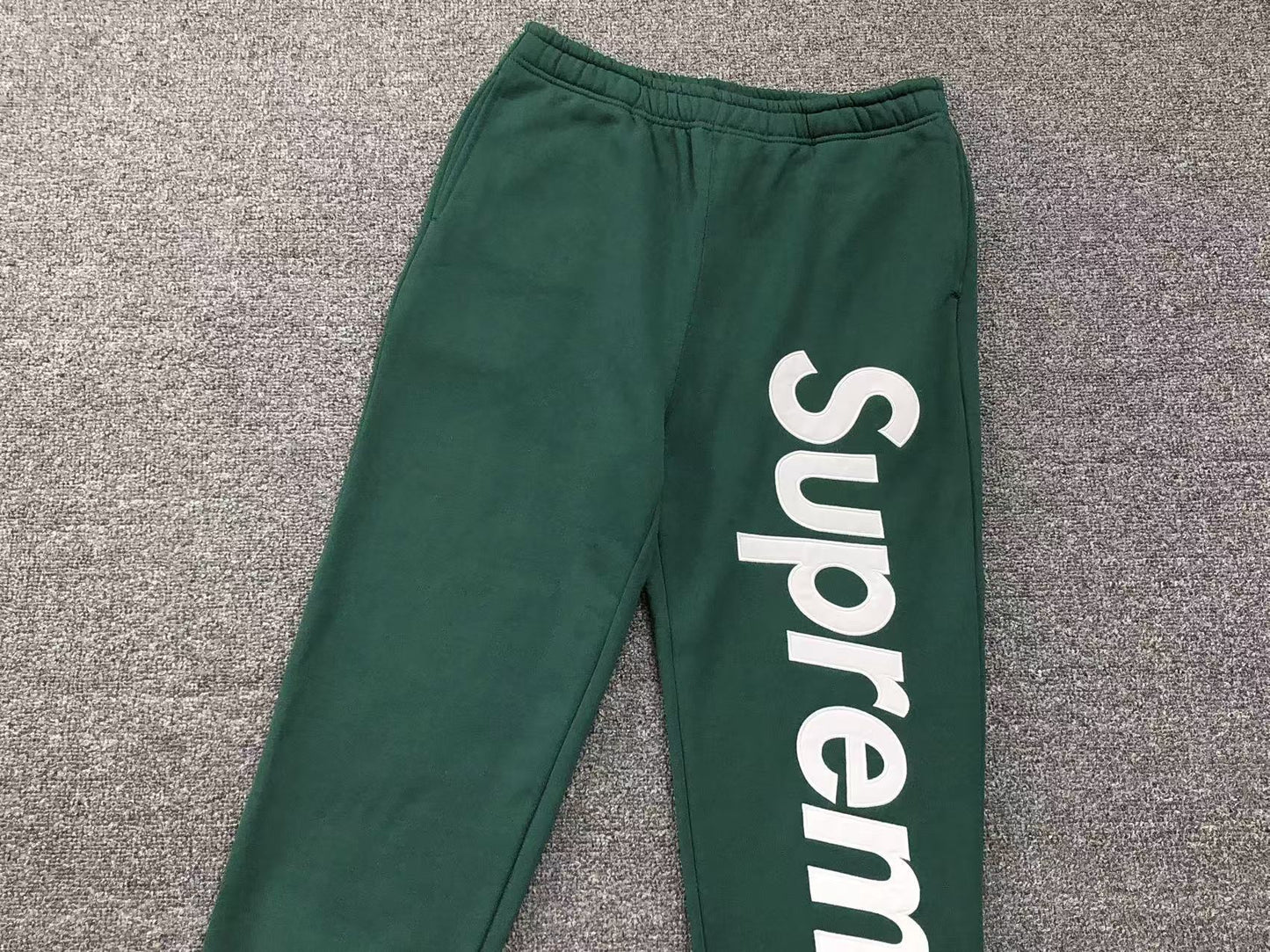 Pantalón Supreme Satin Appliqué Verde