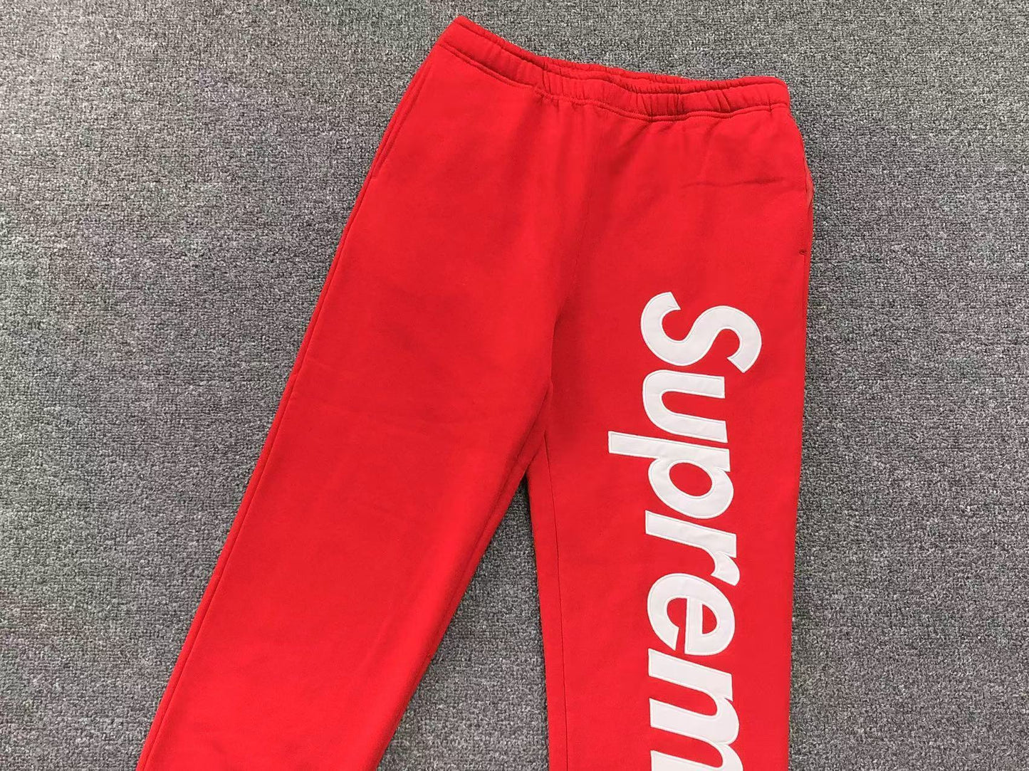 Pantalón Supreme Satin Appliqué Rojo