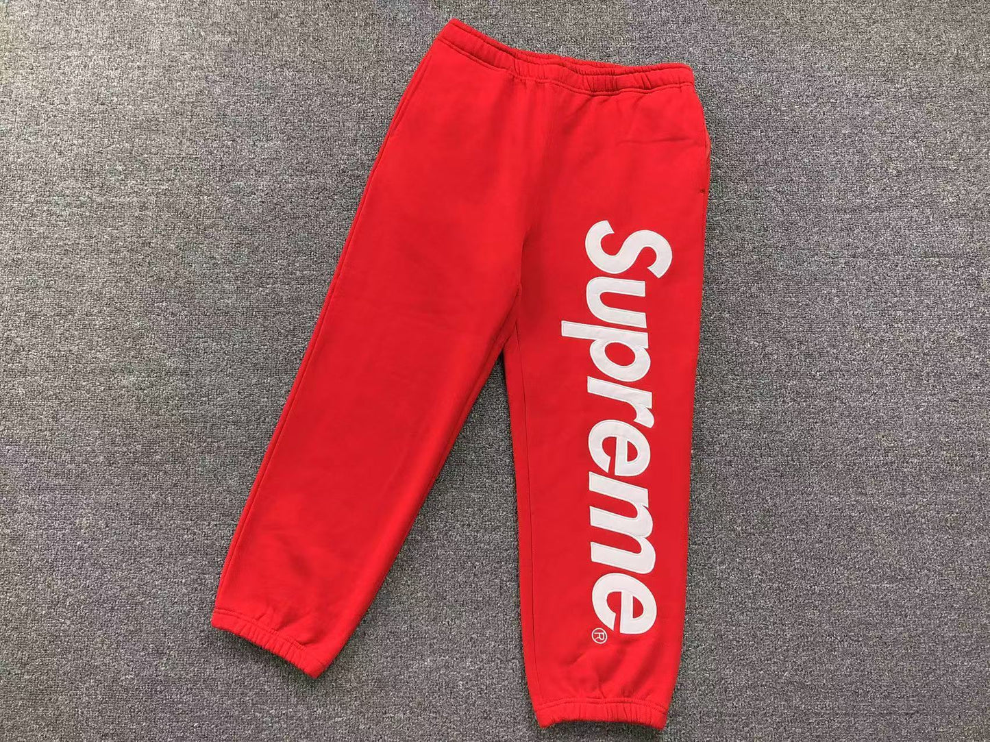 Pantalón Supreme Satin Appliqué Rojo