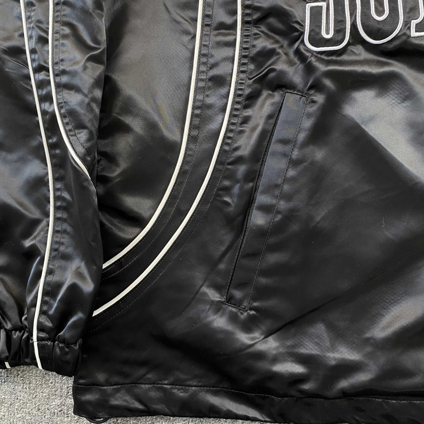 Campera Supreme Satin Piping Pullover Negra