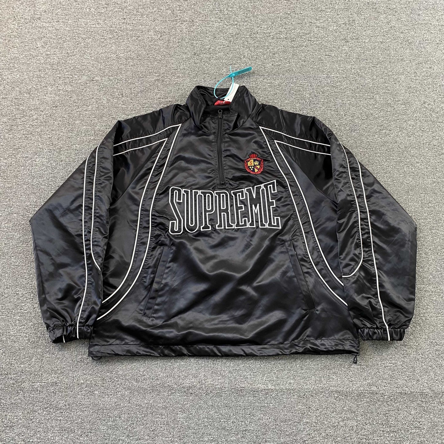 Campera Supreme Satin Piping Pullover Negra