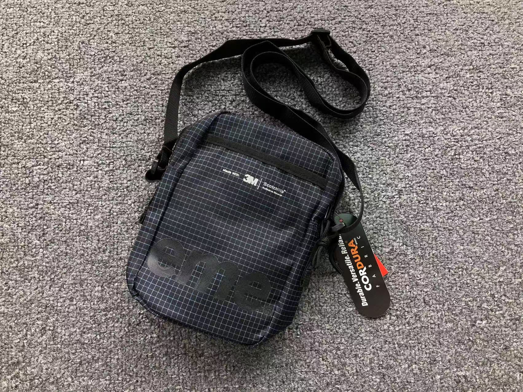 supreme-shoulder-bag-ss24-black-2-Drip Store Argentina