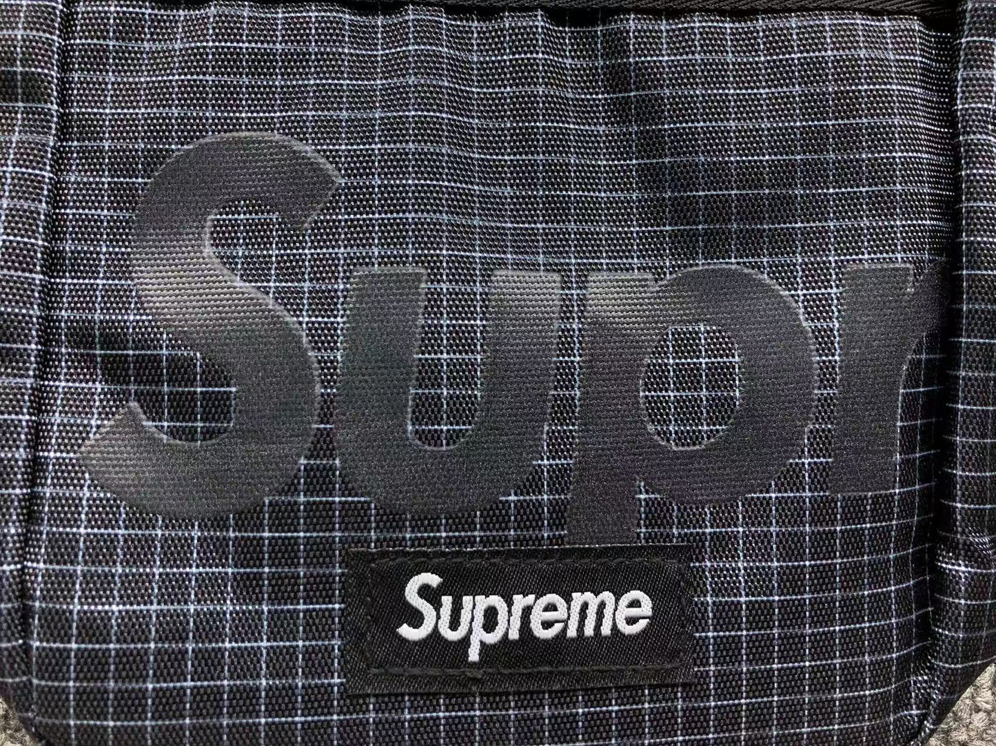 supreme-shoulder-bag-ss24-black-3-Drip Store Argentina