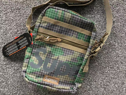 supreme-shoulder-bag-ss24-green-camo-3-Drip Store Argentina