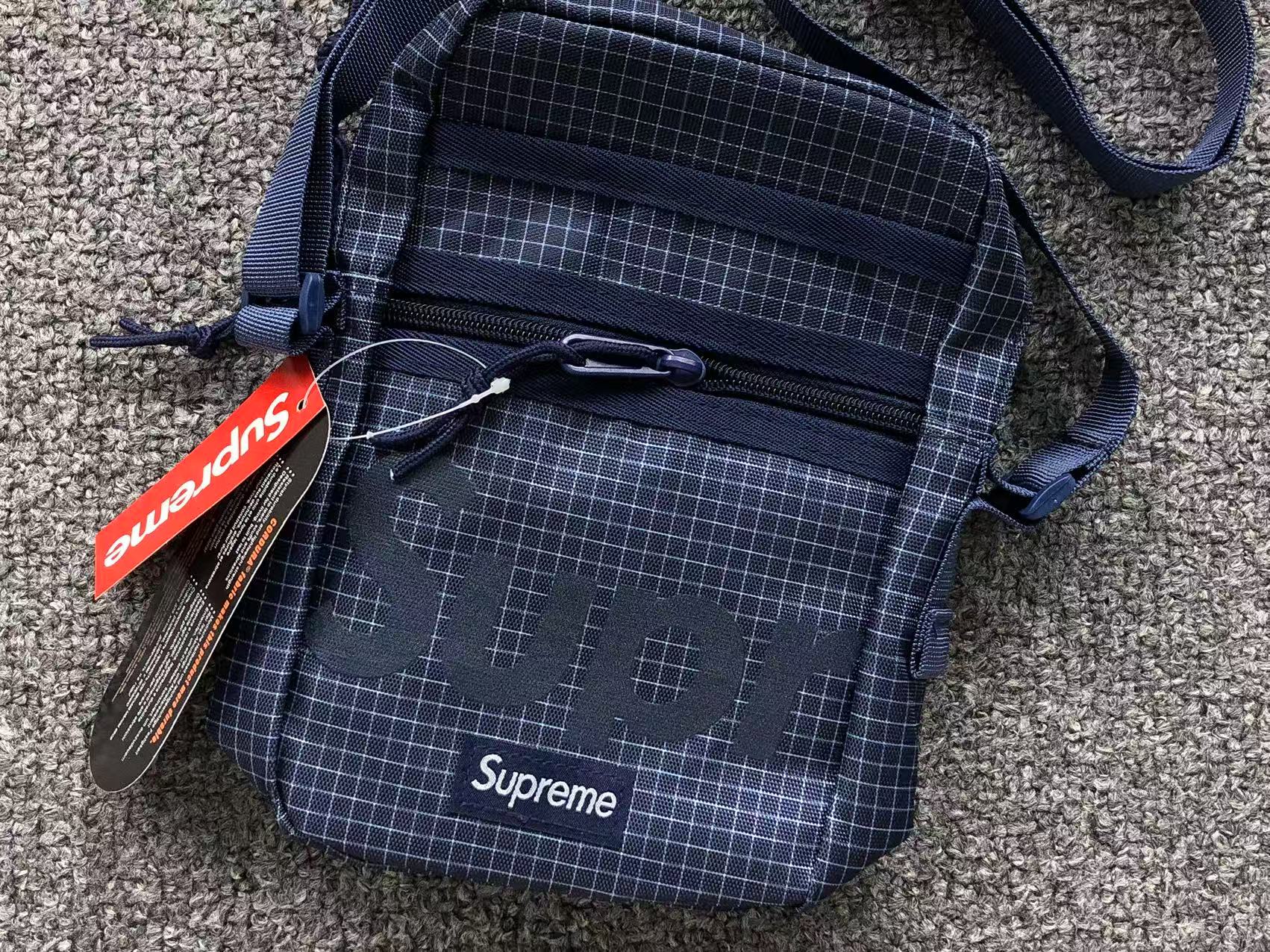 supreme-shoulder-bag-ss24-navy-3-Drip Store Argentina