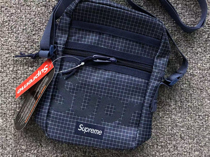 supreme-shoulder-bag-ss24-navy-3-Drip Store Argentina