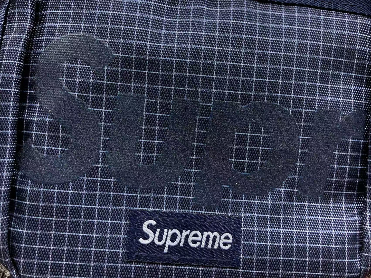 supreme-shoulder-bag-ss24-navy-4-Drip Store Argentina