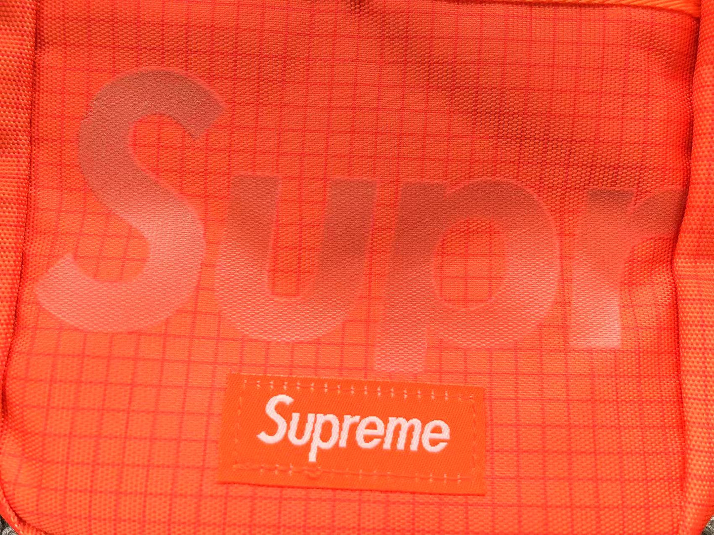 supreme-shoulder-bag-ss24-orange-4-Drip Store Argentina
