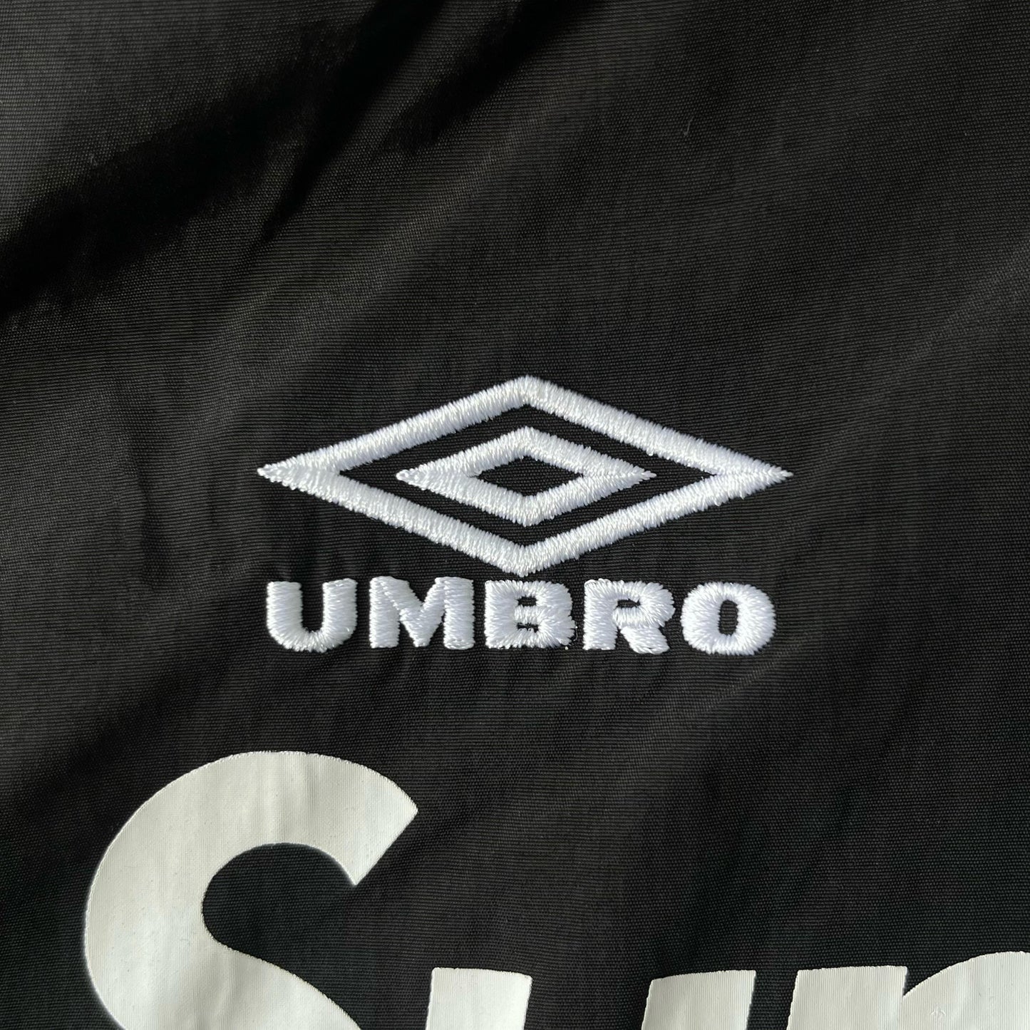 Campera Supreme Umbro Negro