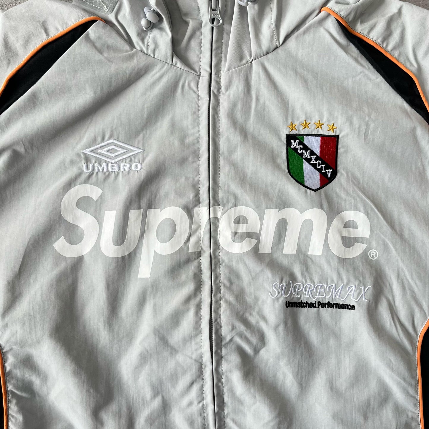 Campera Supreme Umbro Gris