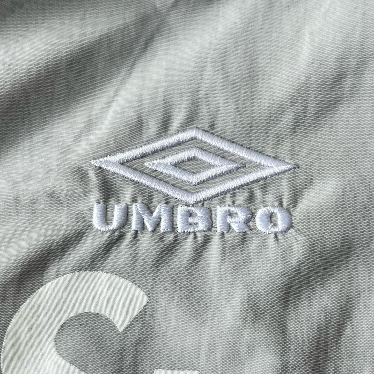 Campera Supreme Umbro Gris